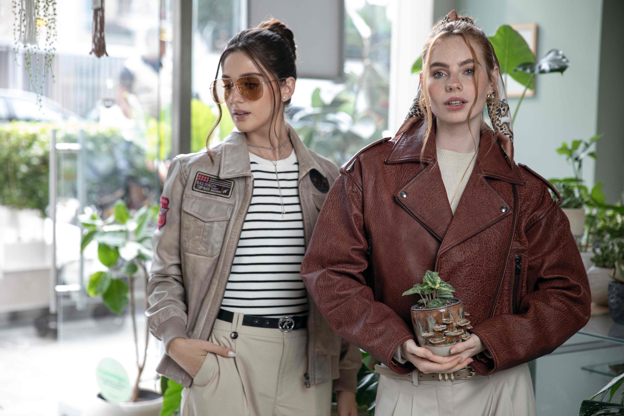 Casacas de cuero Renzo Costa en tonos beige y marrón, combinadas con looks casuales en un espacio interior.