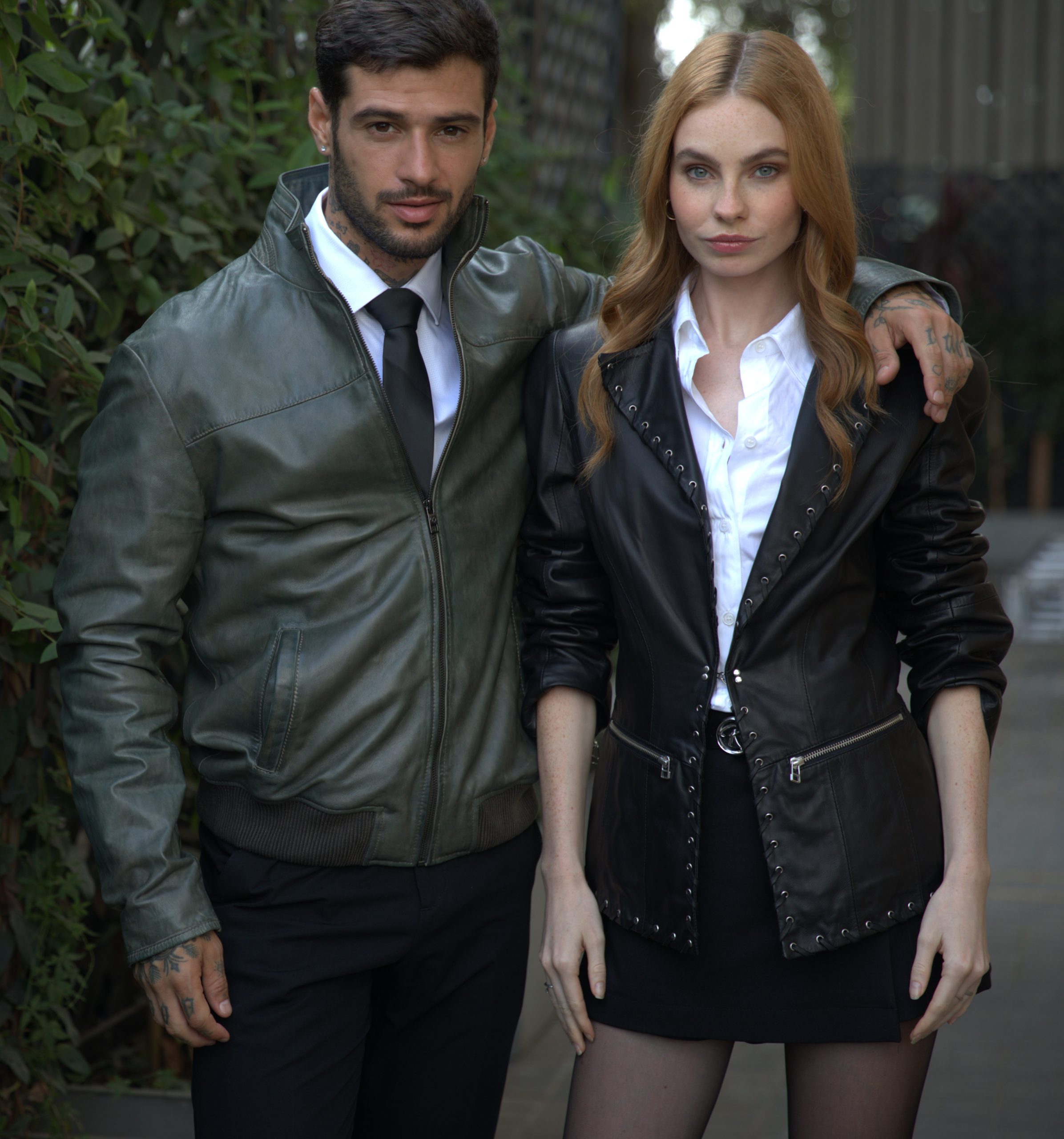 Casacas de cuero Renzo Costa en tonos verde olivo y negro, combinadas con looks contemporáneos.